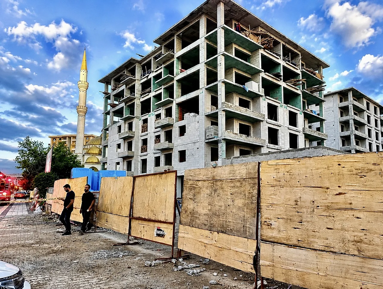 Malatya'da Şantiye Karıştı! İşçiler Çatıya Çıkarak Alacaklarını İstedi