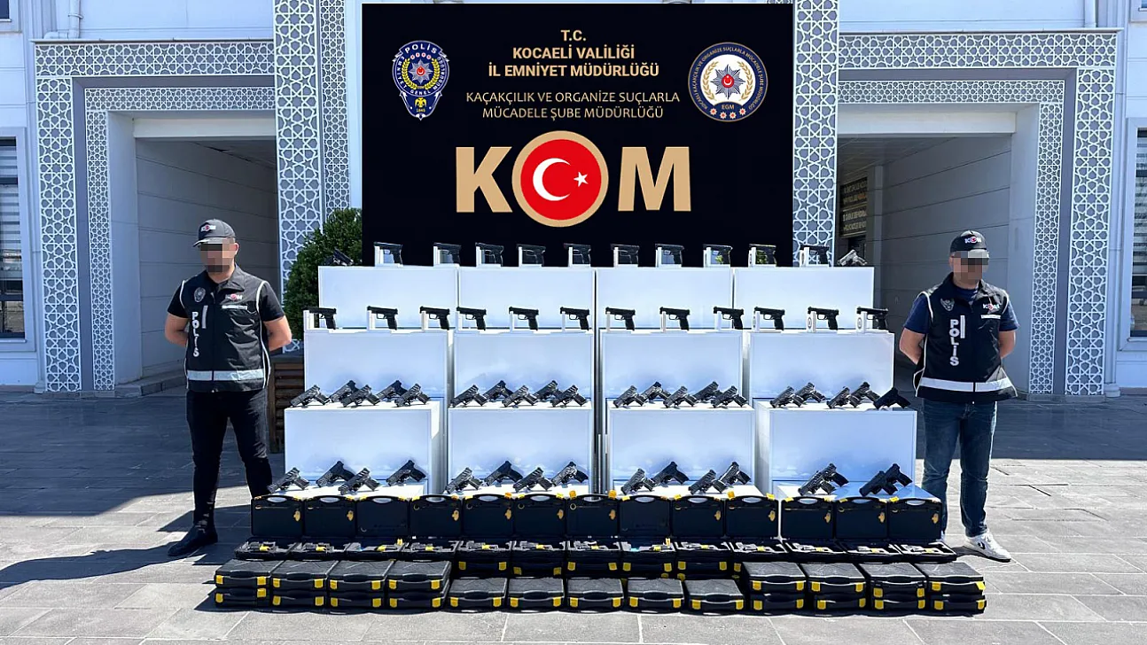 Otoyolda Cephanelik Çıktı! Kocaeli' de Minibüsten 60 Ruhsatsız Tabanca Fışkırdı