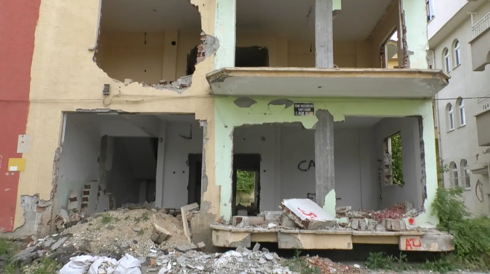 Malatya'da Yıkım Bekleyen Yapılar Tehlike Saçıyor!