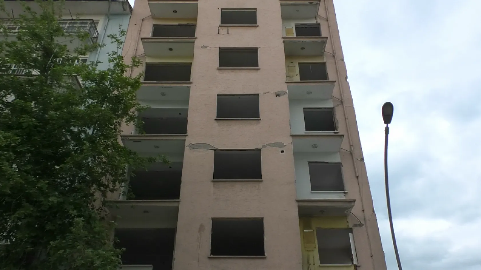 Malatya'da Yıkım Bekleyen Yapılar Tehlike Saçıyor!