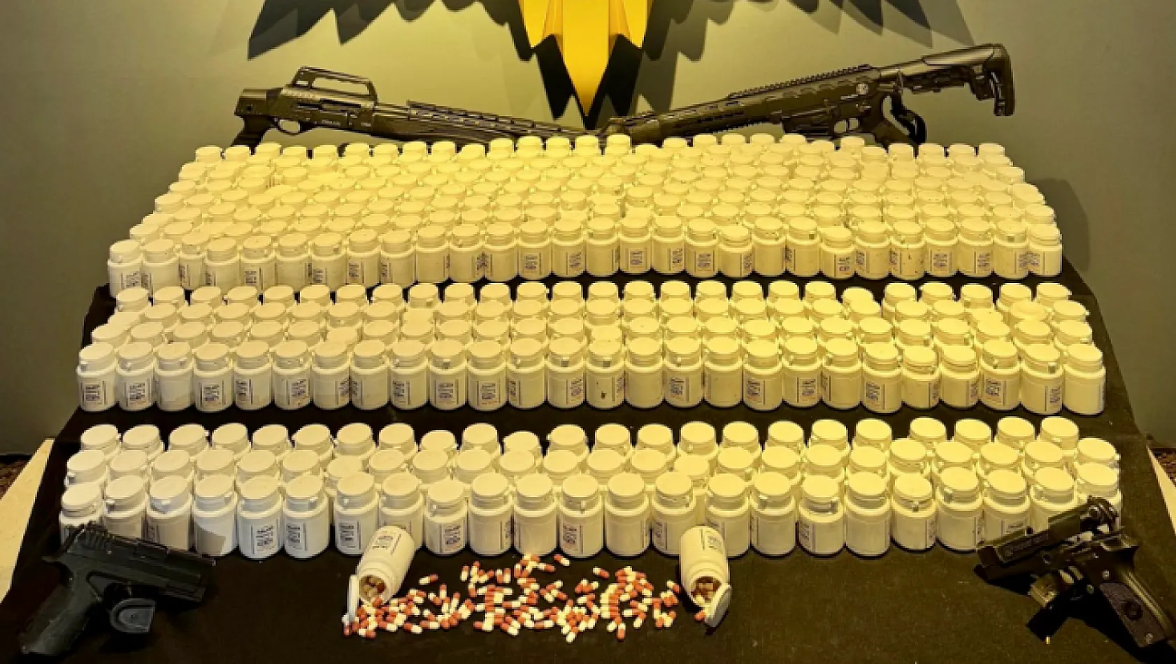 Malatya'da Narko-Güç Operasyonu: Binlerce Uyuşturucu Hap ve Silah Ele Geçirildi!