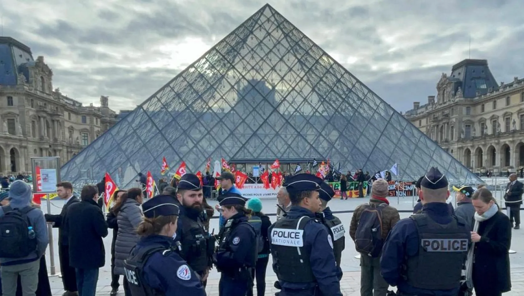 Paris'te Louvre Alarm Veriyor: Grev, Güvenlik Açıkları ve Fiyat Artışı Gündemde