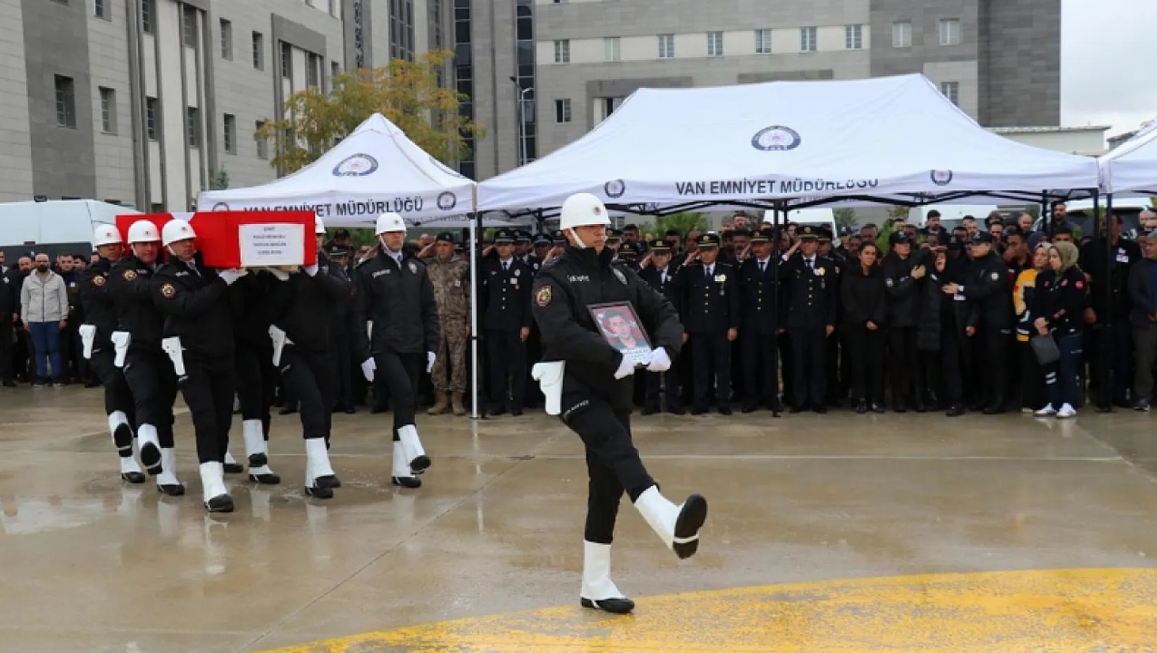 Van'da Şehit Polis Son Yolculuğuna Uğurlandı