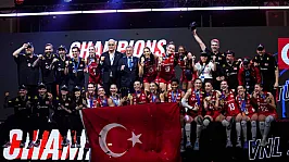 Altın Kızlar İstanbul'da Bayraklar Ve Marşlarla Karşılandı!