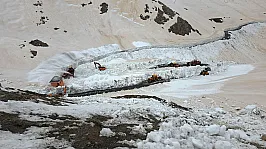 Aylardır Kapalı Olan Van-Bahçesaray Yolu Kardan Temizlendi