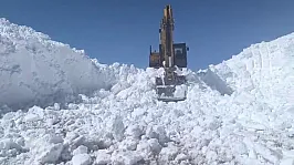 Bahar Geldi Sananlar Yanılıyor! Erzurum'da 7 Metrelik Kar Duvarlarıyla Dev Mesai