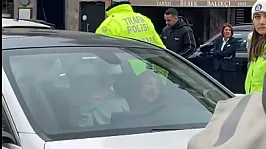 Bebek Sahili'nde Trafik Değil Akıl Durdu! Araç Kuyruğunda Önce Dans Şovu, Sonra Polise Tekmeli Saldırı