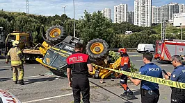 İstanbul'da Çekicinin Taşıdığı İş Makinesi Sürücünün Üzerine Devrildi!