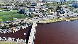 İstanbul'da Korkutan Manzara! Küçükçekmece Gölü Bir Anda Kırmızıya Büründü