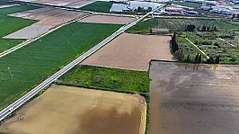 İzmir'de Tarım Arazileri Göle Döndü: Küçük Menderes Taştı, Ekim Mesaisi Durdu