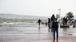 Kordon ve Karşıyaka Sular Altında: İzmir'de Ulaşım Felç Oldu