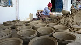 Volkanik Taşlar Kadınların Elinde Sanata Dönüşüyor!