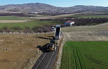 Battalgazi'de Kırsal Yollar Güçleniyor! Yenice Mahallesi'nde Zemin İyileştirme Mesaisi