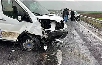 Battalgazi'de Otomobil ile Minibüs Çarpıştı