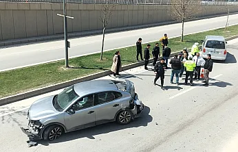 Çevreyolunda Korkutan Kaza! Otomobil Refüje Savruldu, Yaralanan  Olmadı