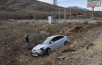 Doğanşehir'de Otomobil Şarampole Uçtu: 2 Yaralı