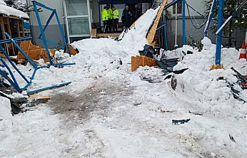 Doğanşehir'de Sundurma Çöktü! Polis Araçları Hasar Gördü!