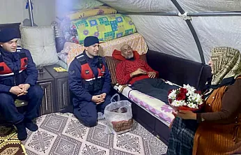 Felçli Adamın Duygulandıran Talebi: Eşime Çiçek Getirin