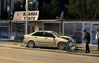 Güney Kuşak Yolu'nda Feci Kaza! Otomobillerden Biri İş Yerine Girdi