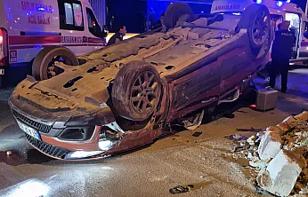 Hava Lojmanları Kavşağı'nda Kaza! Araç Ters Döndü