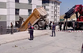 İkizce TOKİ'de Faciadan Dönüldü! Kontrolden Çıkan Kamyon Apartman Duvarına Çarptı