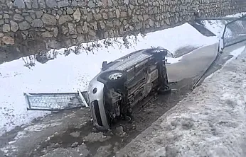 Kontrolden Çıkan Araç Kanala Düştü!