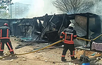 Korku Dolu Anlar! 3 Konteyner Küle Döndü