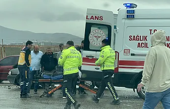Kudüs Caddesi'nde Kaza: İki Araç Kavşakta Birbirine Girdi, 1 Kişi Yaralandı!