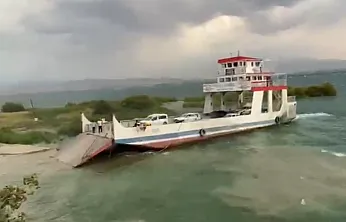 Malatya-Baskil Feribotunda Fırtına Paniği! İskeleye Yanaşamadı