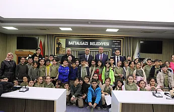 Malatya Battalgazi Belediye Meclisi'nde Özel Konuklar: Fatih İlkokulu Öğrencileri Şehir Yönetimini Öğrendi