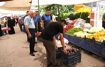 Malatya Battalgazi'de Semt Pazarı Denetimi! Zabıta Ekipleri Tezgâhları Mercek Altına Aldı