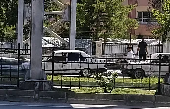 Malatya Çevreyolu'nda Tehlikeli Yöntem! Kaputun Üzerine Çıkıp Aracı İtti