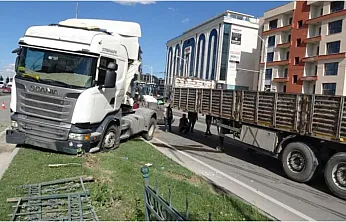 Malatya'da Alt Geçitte Korkutan Kaza! Çekici Refüje Çıktı Yol Kilitlendi