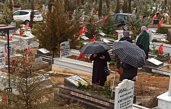 Malatya'da Bayramın İlk Durağı Deprem Şehitliği: Gözyaşları Yağmura Karıştı!