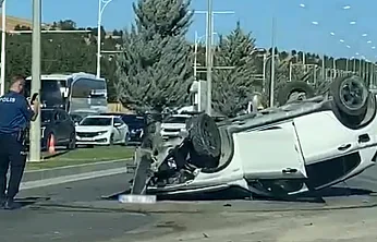 Malatya'da Beton Direğe Çarpan Araç Ters Döndü! Sürücü Yaralandı