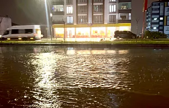 Malatya'da Bulvarlar Göle, İş Yerleri Havuza Döndü!