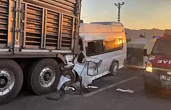Malatya'da Can Pazarı! Tarım İşçilerini Taşıyan Minibüs TIR'a Çarptı