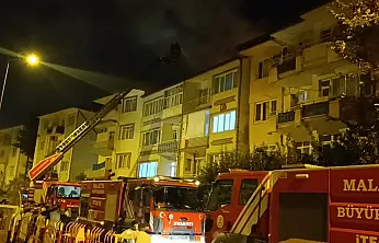 Malatya'da Çatı Yangını Paniği! 4 Katlı Binada Hasar Oluştu