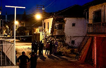 Malatya'da Çökme Riski Oluşan Kerpiç Ev Tahliye Edildi