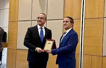 Malatya'da Duygusal Veda! 42 Yıllık İsim Gözyaşlarıyla Uğurlandı
