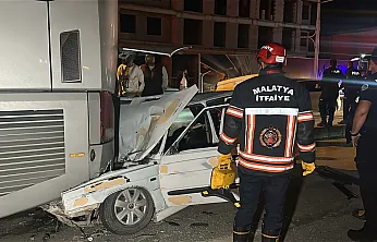 Malatya'da Faciadan Dönüldü! Otomobil Otobüsün Altında Kaldı