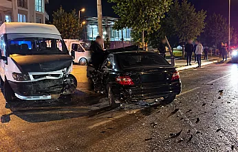 Malatya'da Feci Çarpışma! Minibüs Yan Yattı