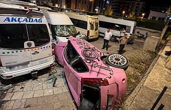 Malatya'da Feci Kaza! Otomobil Otoparka Uçup 3 Minibüse Çarptı