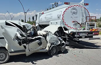 Malatya'da Feci Kaza! Su Tankerine Çarpan Araç Hurdaya Döndü, Sürücü Yoğun Bakıma Alındı