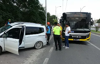 Malatya'da halk otobüsü ile hafif ticari araç çarpıştı