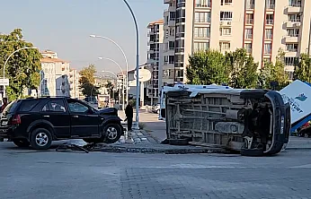 Malatya'da İki Araç Çarpıştı, Minibüs Devrildi! 4 Kişi Yaralandı