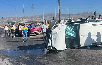 Malatya'da İki Otomobil Çarpıştı! 2 Kişi Yaralandı