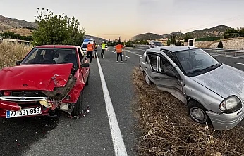 Malatya'da İki Otomobil Kafa Kafaya Çarpıştı! Yaralılar Var