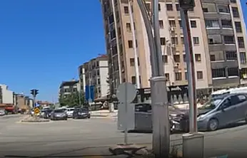 Malatya'da İki Otomobil Kavşakta Çarpıştı