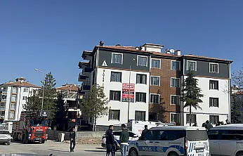 Malatya'da İnşaatın Tepesinde Ödeme Gerginliği: Paraları Yatana Kadar Aşağı İnmediler!